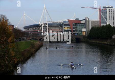 Ruderer auf dem River Taff vor dem Millennium Stadium vor dem Spiel der Dove Men Series im Millennium Stadium, Cardiff. Stockfoto