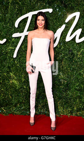 Kendall Jenner kommt bei den British Fashion Awards im London Coliseum, St. Martin's Lane, London an. Stockfoto