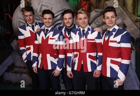 Collabro kommt auf dem grünen Teppich zur Premiere von The Hobbit: Battle of the Five Armies auf dem Odeon Leicester Square im Zentrum von London an. Stockfoto