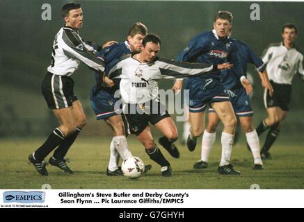 Steve Butler von Gillingham und Sean Flynn von Derby County Stockfoto