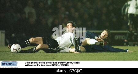 Fußball - F.A. Cup Third Round - Gillingham / Derby County. Steve Butler von Gillingham und Ron Willems von Derby County Stockfoto