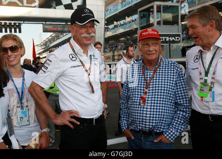 Dr. Dieter Zetsche Daimler AG CEO und Niki Lauda beim Grand Prix von Abu Dhabi 2014 auf dem Yas Marina Circuit, Abu Dhabi, Vereinigte Arabische Emirate. Stockfoto