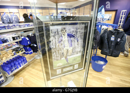 Fußball - Sky Bet Championship - Birmingham City / Nottingham Forest - St. Andrews. Ein signiertes und gerahmtes Bild von Trevor Francis, das im Club-Shop für Birmingham City spielt. Stockfoto