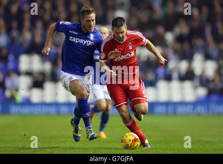 Fußball - Sky Bet Championship - Birmingham City / Nottingham Forest - St. Andrews. Matthew Fryatt von Nottingham Forest (rechts) und Michael Morrison von Birmingham City (links) kämpfen um den Ball. Stockfoto