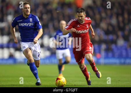 Fußball - Sky Bet Championship - Birmingham City / Nottingham Forest - St. Andrews. Matthew Fryatt von Nottingham Forest (rechts) und Michael Morrison von Birmingham City (links) kämpfen um den Ball. Stockfoto