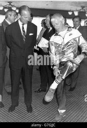 Royalty - Herzog von Edinburgh und Jimmy Savile - Vielfalt Club National geförderten Sport Luncheon - Hilton Hotel, London Stockfoto