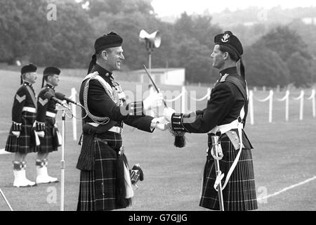 Royalty - Wilkinson Sword of Peace - Herzog von Edinburgh und Oberstleutnant N. J. Ridley OBE - Mooltan Kaserne Stockfoto