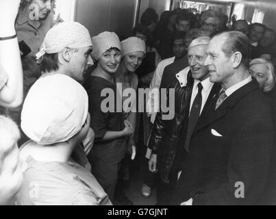 Der Duke of Edinburgh (r) und der TV-Mitarbeiter und Spendensammler Jimmy Savile (zweite r) im Stoke Mandeville Hospital, um Mitarbeiter des Operationssaals zu treffen. Der Herzog legte während des Besuchs den Grundstein für den Neubau des Krankenhauses. *Eingescannte Low-Res aus dem Druck, High-Res auf Anfrage* Stockfoto