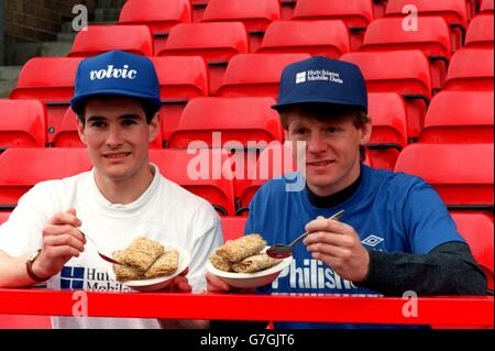 Fußball - FA CUP FINAL PHOTOCALL - Nottingham Forest - Spieler essen "geschredderter Weizen". Nigel Clough und Stuart Pearce Stockfoto