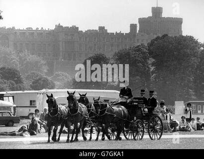 Prinz Philip fuhr mit dem Queen's Team of Bays im Windsor Great Park, als er während der Royal Windsor Horse Show an einem International Driving Grand Prix teilnahm. *Eingescannte Low-Res aus dem Druck, High-Res auf Anfrage* Stockfoto