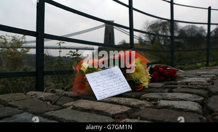 Blumen in der Nähe der Clifton Suspension Bridge in Bristol, wo bekannt gegeben wurde, dass die Entdeckung der beiden Körper in der Nähe der Avon Gorge von der vermissten Mutter Charlotte Bevan und ihrem neugeborenen Mädchen Zaani Tiana Bevan Malbrouck sind. Stockfoto