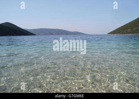 Antisamos Strand, Kefalonia. Antisamos ist in einer hufeisenförmigen Bucht ein langer Strand mit schimmernden weißen Kieselsteinen. In der Nähe von Hafen von Sami. Stockfoto