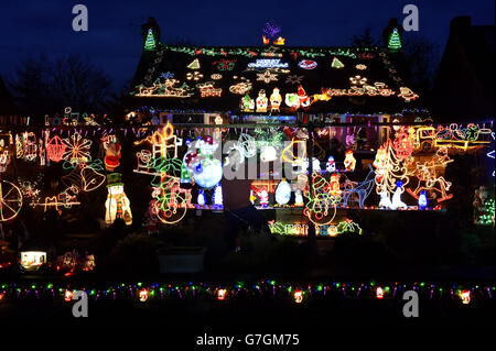 Eric Marshall, 75, aus Bagby, North Yorkshire zeigt stolz die Masse der Weihnachtslichter, die sein Haus schmücken. Stockfoto