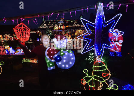 Eric Marshall, 75, aus Bagby, North Yorkshire zeigt stolz die Masse der Weihnachtslichter, die sein Haus schmücken. Stockfoto