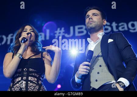 EXKLUSIV - Lisa Snowdon und Dave Berry live auf der Bühne während des Capital FM Jingle Bell Ball 2014 in der O2 Arena, London statt Stockfoto