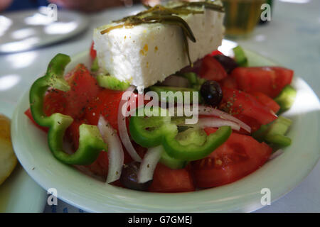 Griechischer Salat mit Feta-Käse, gedreht in einer griechischen Taverne. Stockfoto