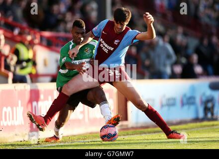 Fußball - FA Cup - zweite Runde - Scunthorpe United gegen Worcester City - Glanford Park. Miguel Llera von Scunthorpe United befindet sich während des Spiels der zweiten Runde des FA Cup im Glanford Park, Scunthorpe, in der Nähe von Daniel NTI von Worcester City. Stockfoto