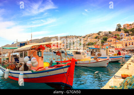 Angelboote/Fischerboote im malerischen Hafen auf der Insel Symi in der Ägäis. Stockfoto