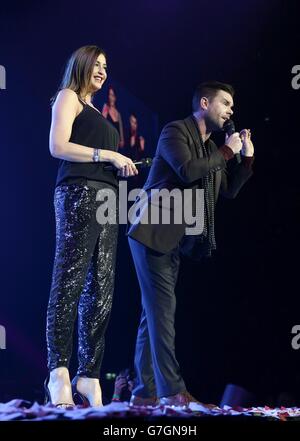 EXKLUSIVE Lisa Snowdon und Dave Berry live auf der Bühne während des Capital FM Jingle Bell Ball 2014 in der O2 Arena, London Stockfoto