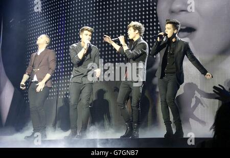 EXKLUSIVE Jaymi Hensley, Josh Cuthbert, George Shelley und JJ Hamblett von Union J live auf der Bühne während des Capital FM Jingle Bell Ball 2014 in der O2 Arena, London Stockfoto