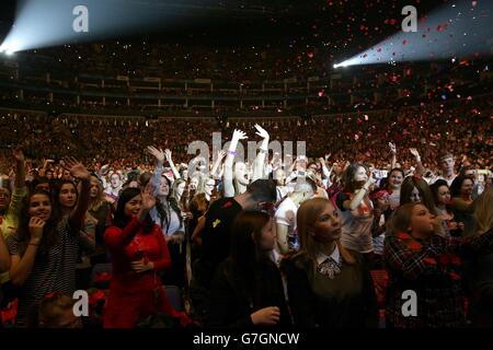 Capital FM Jingle Bell Ball 2014 - Sonntag. EXKLUSIVE Fans genießen die Atmosphäre während des Capital FM Jingle Bell Ball 2014 in der O2 Arena, London Stockfoto