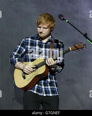 EXKLUSIV Ed Sheeran live auf der Bühne während des Capital FM Jingle Bell Ball 2014 in der O2 Arena, London statt Stockfoto