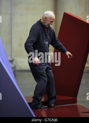 Phillip King steht in seiner Skulptur "Nile", 1967, während eine Ausstellung einer Auswahl seiner Arbeiten zu seinem 80. Geburtstag in der Tate Britain Gallery in London gezeigt wird. Stockfoto