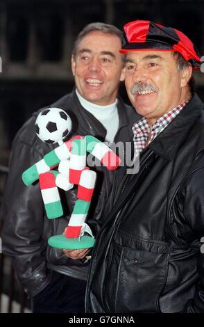 Ian St. John und Jimmy Greaves bereiten sich auf die Weltmeisterschaft 1990 in Rom vor Stockfoto