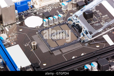 Leere CPU-Prozessorsockel mit pins auf motherboard Stockfoto