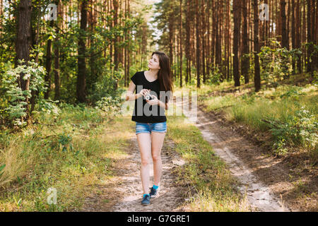 Glücklich Rothaarige kaukasische Mädchen junge Frau Fotograf zu Fuß und die Bilder der alten Retro Vintage Filmkamera im Sommer Stockfoto