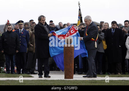 UEFA-Präsident Michel Platini (links) und Gilbert Deleu, Bürgermeister von Comines-Warneton, enthüllen ein Fußballdenkmal in Ploegsteert, Belgien, anlässlich des 100. Jahrestages des Weihnachtsfrieden zwischen deutschen und alliierten Truppen während des Ersten Weltkriegs. Stockfoto