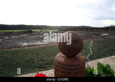 Ein UEFA-Fußballdenkmal in Ploegsteert, Belgien, anlässlich des 100. Jahrestages des Weihnachtsfrieden zwischen deutschen und alliierten Truppen während des Ersten Weltkriegs, der im Rahmen einer früheren Zeremonie von UEFA-Präsident Michel Platini und Gilbert Eleu, Bürgermeister von Comines-Warneton, enthüllt wurde. Stockfoto