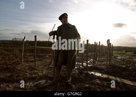 10th Essex Regiment Great war Living History Group Mitglied Chris Barker bei der Vorstellung eines UEFA-Fußballdenkmals in Ploegsteert, Belgien, anlässlich des 100. Jahrestages des Weihnachtsfrieds zwischen deutschen und alliierten Truppen während des Ersten Weltkriegs, Vorgestellt während einer früheren Zeremonie von UEFA-Präsident Michel Platini und Gilbert Deleu, Bürgermeister von Comines-Warneton. Stockfoto