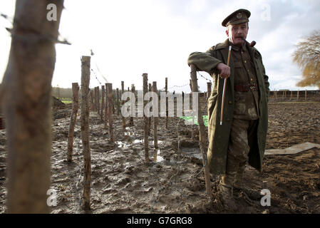 10th Essex Regiment Great war Living History Group Mitglied Chris Barker bei der Vorstellung eines UEFA-Fußballdenkmals in Ploegsteert, Belgien, anlässlich des 100. Jahrestages des Weihnachtsfrieds zwischen deutschen und alliierten Truppen während des Ersten Weltkriegs, Vorgestellt während einer früheren Zeremonie von UEFA-Präsident Michel Platini und Gilbert Deleu, Bürgermeister von Comines-Warneton. Stockfoto