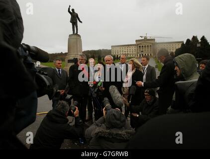 Sinn Fein-Vertreter, darunter der Vorsitzende Gerry Adams (zweite Linke) und der nordirische Vizepremier Martin McGuinness (Mitte), kommen im Stormont House in Belfast vor den politischen Gesprächen mit Lokalpolitikern und Premierminister David Cameron an. Stockfoto