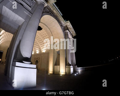 Das Menin Gate Memorial to the Missing ist ein Kriegsdenkmal in Ypern, Belgien, das den britischen und Commonwealth-Soldaten gewidmet ist, die im Ypern-Salient des Ersten Weltkriegs getötet wurden und deren Gräber unbekannt sind. Stockfoto