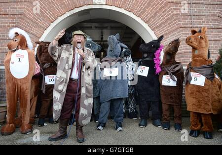 John McCririck veranstaltet das jährliche Pantomime Horse Race in Greenwich, um Geld für das Demelza Children's Hospice in London zu sammeln. Stockfoto