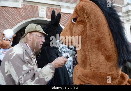 John McCririck veranstaltet das jährliche Pantomime Horse Race in Greenwich, um Geld für das Demelza Children's Hospice in London zu sammeln. Stockfoto