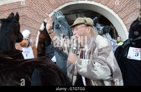 John McCririck veranstaltet das jährliche Pantomime Horse Race in Greenwich, um Geld für das Demelza Children's Hospice in London zu sammeln. Stockfoto