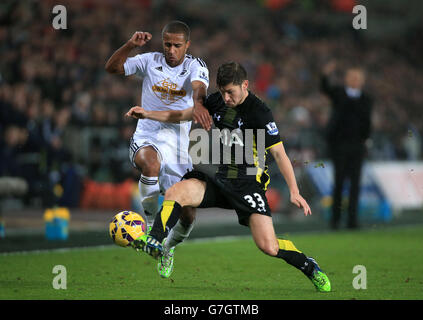 Wayne Routledge von Swansea City und Ben Davies von Tottenham Hotspur (rechts) kämpfen während des Spiels der Barclays Premier League im Liberty Stadium in Swansea um den Ball. DRÜCKEN Sie VERBANDSFOTO. Bilddatum: Sonntag, 14. Dezember 2014. Siehe PA Geschichte FUSSBALL Swansea. Das Foto sollte Nick Potts/PA Wire lauten. . . Stockfoto