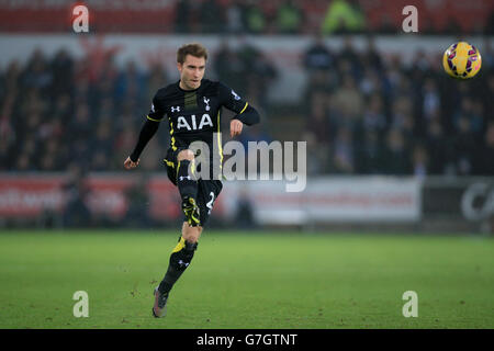 Tottenham Hotspur's Christian Eriksen in Aktion während des Barclays Premier League Spiels im Liberty Stadium, Swansea. DRÜCKEN Sie VERBANDSFOTO. Bilddatum: Sonntag, 14. Dezember 2014. Siehe PA Geschichte FUSSBALL Swansea. Das Foto sollte Nick Potts/PA Wire lauten. . . Stockfoto