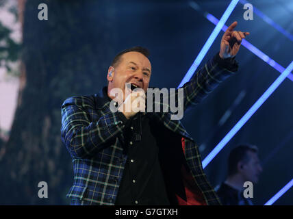 Sport - 2014 Sportliche Persönlichkeit des Jahres - SSE Hydro. Jim Kerr von Simple Minds tritt bei den Sports Personality of the Year Awards 2014 im SSE Hydro, Glasgow, auf. Stockfoto