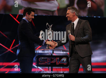 Rory McIlroy auf der Bühne mit Presenter Gary Lineker (rechts) bei den Sports Personality of the Year Awards 2014 im SSE Hydro, Glasgow. Stockfoto