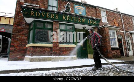 The Rovers Return Inn on the Coronation Street Film-Set im fiktiven Weatherfield, Salford, Manchester, wo es innen und außen für Weihnachten mit falschem Schnee und Dekorationen geschmückt wurde. Stockfoto