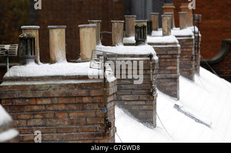 Schornsteine entlang der Coronation Street Film-Set im fiktiven Weatherfield, Salford, Manchester, die innen und außen für Weihnachten mit falschen Schnee und Dekorationen geschmückt wurde. Stockfoto