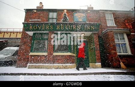 The Rovers Return Inn on the Coronation Street Film-Set im fiktiven Weatherfield, Salford, Manchester, wo es innen und außen für Weihnachten mit falschem Schnee und Dekorationen geschmückt wurde. Stockfoto