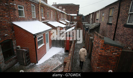 Die Coronation Street-Filmkulisse im fiktiven Weatherfield, Salford, Manchester, das zu Weihnachten innen und außen mit falschem Schnee und Dekorationen geschmückt wurde. Stockfoto