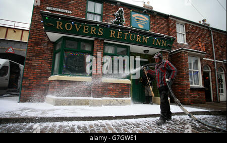 The Rovers Return Inn on the Coronation Street Film-Set im fiktiven Weatherfield, Salford, Manchester, wo es innen und außen für Weihnachten mit falschem Schnee und Dekorationen geschmückt wurde. Stockfoto