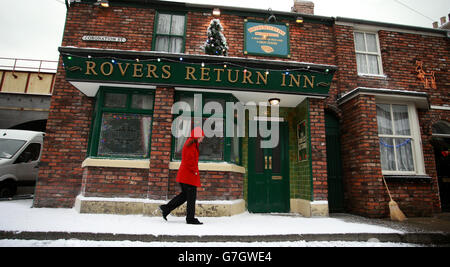 The Rovers Return Inn on the Coronation Street Film-Set im fiktiven Weatherfield, Salford, Manchester, wo es innen und außen für Weihnachten mit falschem Schnee und Dekorationen geschmückt wurde. Stockfoto