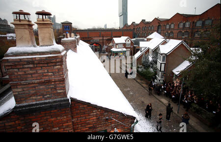 Die Coronation Street-Filmkulisse im fiktiven Weatherfield, Salford, Manchester, das zu Weihnachten innen und außen mit falschem Schnee und Dekorationen geschmückt wurde. Stockfoto